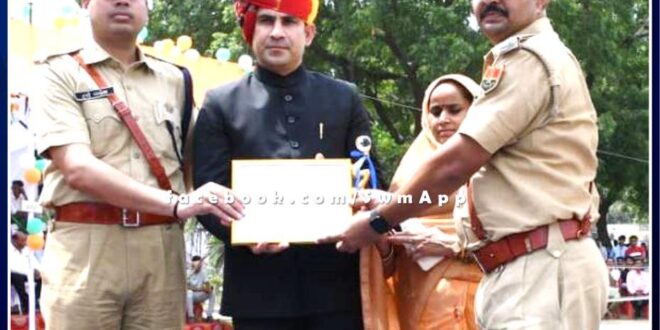 The brave soldier saved the life of an elderly woman from the fire in the house without caring for his life in sawai madhopur
