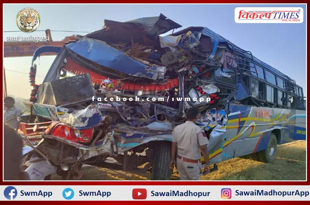 Bus full of devotees rammed into truck in pratapgarh