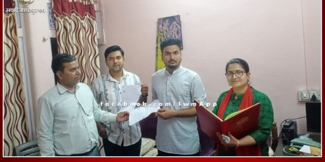 Distribution of voter slips with QR code started to voters in sawai madhopur