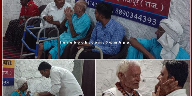 Vipra Samvad's national coordinator Manoj Parashar honored the elderly on Diwali