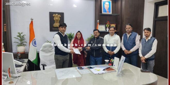 A check of Rs 51 thousand given under the Chief Minister's Public Participation Scheme for the physical development of the school