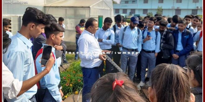 Agriculture College students visited the Flower Excellence Center in sawai madhopur