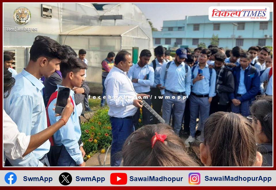 Agriculture College students visited the Flower Excellence Center in sawai madhopur