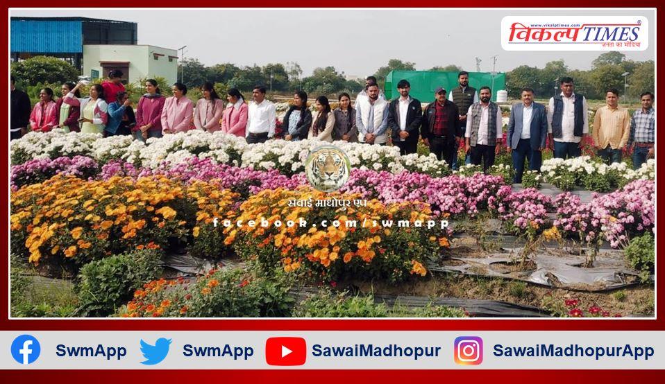 Agriculture supervisors visited the Flower Excellence Center in sawai madhopur