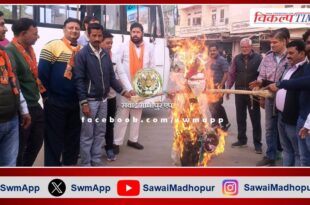 BJP people burnt the effigy of Congress MP Dheeraj Sahu