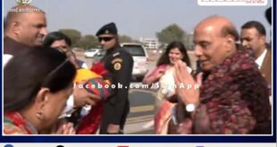 Vasundhara Raje welcomed Defense Minister Rajnath Singh on his arrival in Jaipur, new CM will be announced today