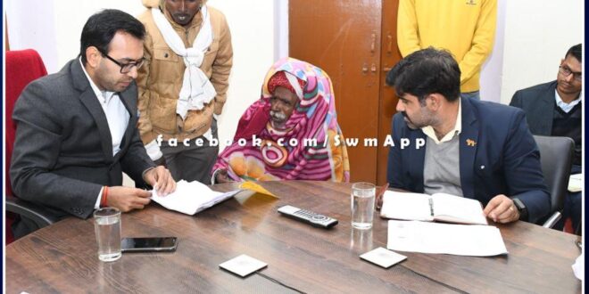 District Collector heard the problems of villagers in public hearing in chauth ka barwada