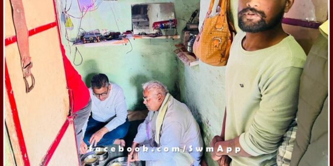 Education Minister Madan dilawar taking food among poor families in ramgajmandi kota