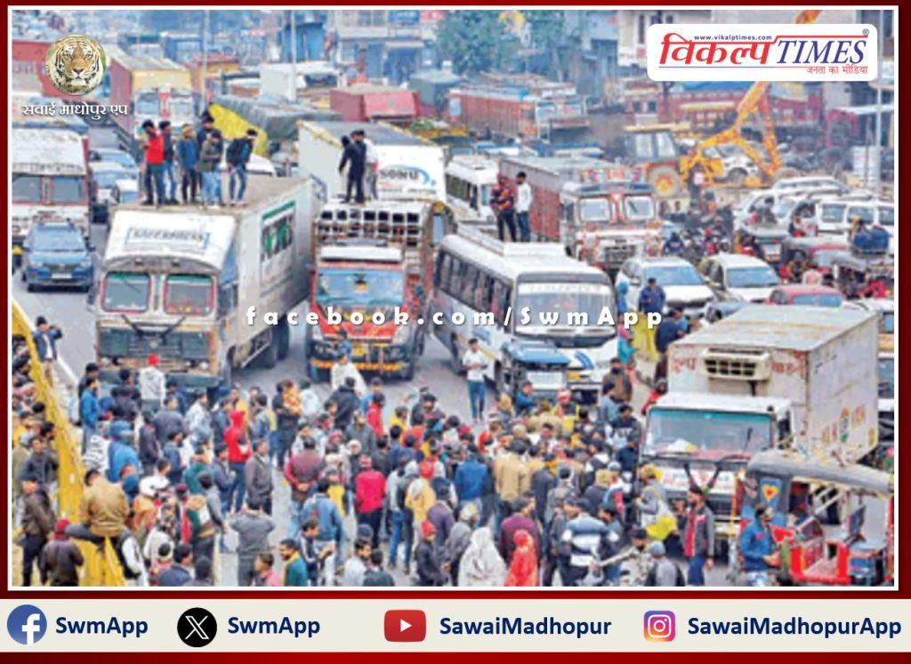 Truck and dumper drivers block traffic across the country in protest against Hint and Run law
