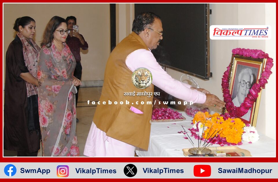 Vasudev Devnani paid floral tribute to former Assembly Speaker Late Vishnoi in the Assembly