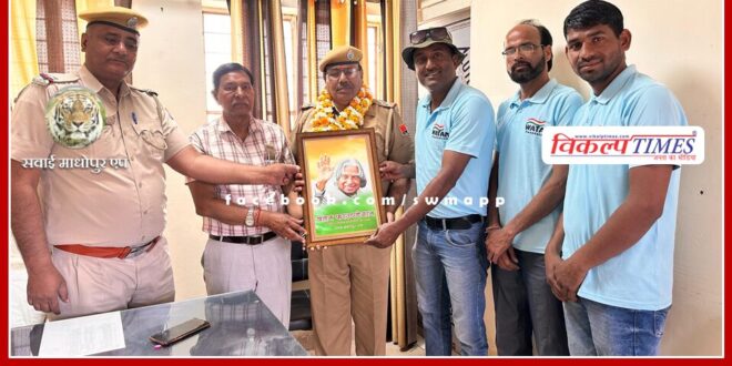 Watan Foundation officials and journalists met the traffic police in-charge