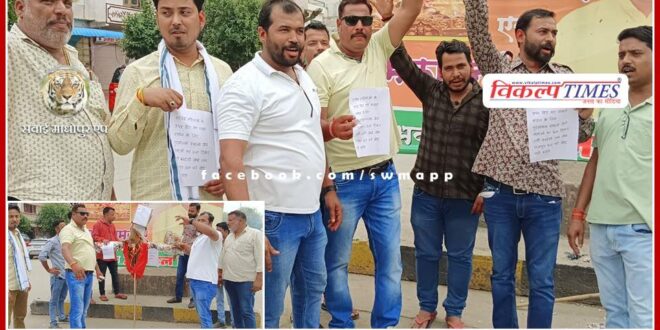 Officials of Shri Rajput Karni Sena burnt the effigy of Union Minister and MP candidate