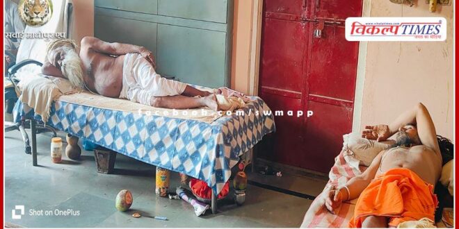 Unknown thieves made the saints unconscious in the Panchmukhi Hanuman temple and took away cash worth lakhs, mobiles and CCTV cameras.
