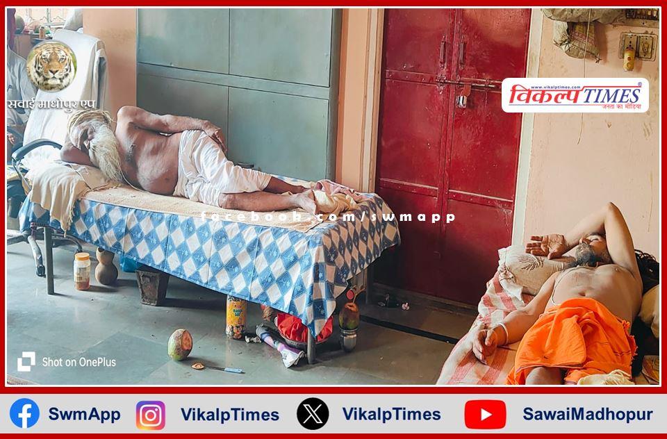 Unknown thieves made the saints unconscious in the Panchmukhi Hanuman temple and took away cash worth lakhs, mobiles and CCTV cameras.
