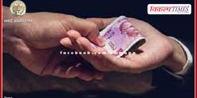ACB traps constable red handed taking bribe of 15 thousand rupees