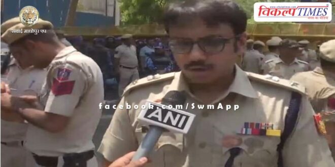 Aam Aadmi Party leaders were stopped outside the office - Delhi Police