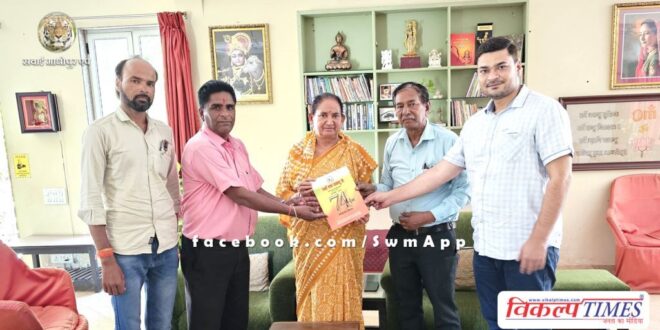 Journalists presented the souvenir of IFWJ to MP Jaskaur Meena in Sawai Madhopur