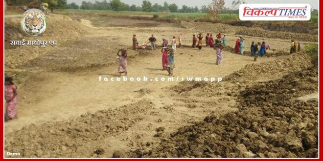 Loud demonstration of NREGA workers on Labor Day in Bonli
