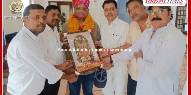 Congress officials welcomed Avinash Pandey, National General Secretary of Congress and in-charge of Jharkhand