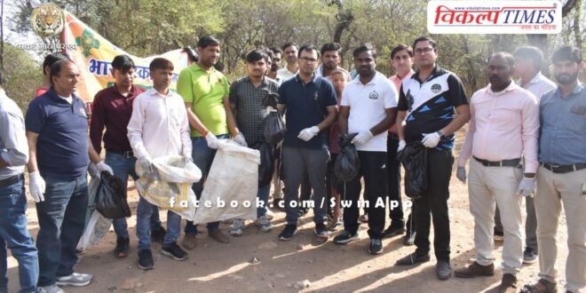 Picking up plastic garbage at Ganeshdham gave the message of plastic free Sawai Madhopur