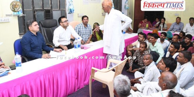 Sawai Madhopur Collector IAS Khushal Yadav listened to the problems of the villagers in the night chaupal in Rajwana chauth ka barwada