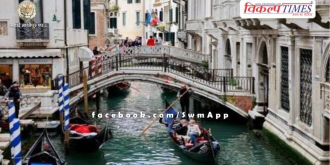 loudspeakers in Venice, Italy Toursit crowd