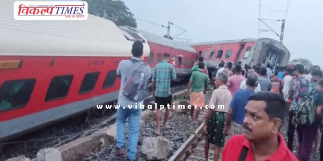 10 coaches of Mumbai-Howrah mail derail in Jharkhand