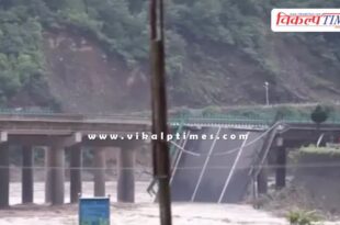 Bridge collapses after floods in China