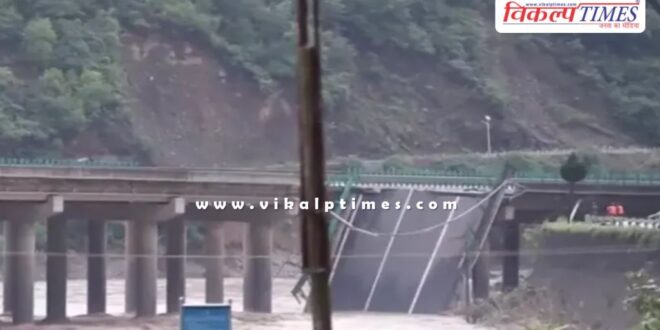 Bridge collapses after floods in China