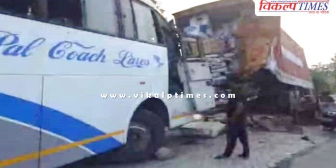 Sleeper bus collides with truck in Hathras uttar pradesh