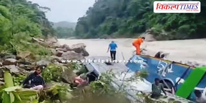 Bus filled with 40 Indian passengers falls into river in nepal