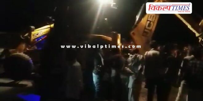 Car fell in Datuli pond of Mitrapura in Sawai madhopur