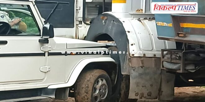 Dumper filled with gravel hits police jeep in jodhpur