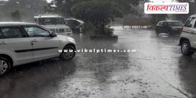 Heavy rain in Jhalawar, water on roads