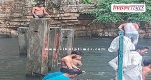 People taking bath by jumping in Amreshwar Mahadev Kund Sawai Madhopur