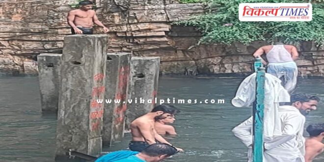 People taking bath by jumping in Amreshwar Mahadev Kund Sawai Madhopur