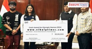 Sports Minister Dr. Mansukh Mandaviya gave a check of Rs 30 lakh to Manu Bhakar