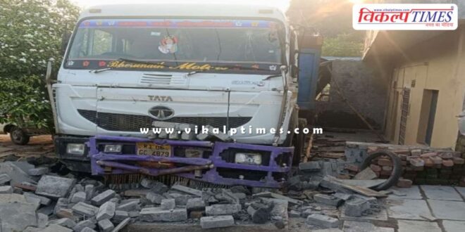 High Speed trailer entered into hotel in jhalawar
