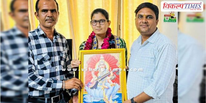 KBC participant Nareshi Meena honored by Manoj Parashar