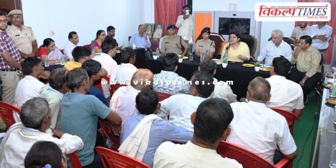 Sawai Madhopur Collector Shubham Chaudhary and SP Mamta Gupta listened to the problems of the villagers.