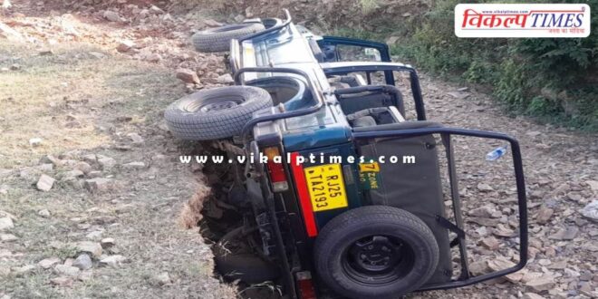 Gypsy loaded with tourists overturns in Ranthambore Sawai Madhopur