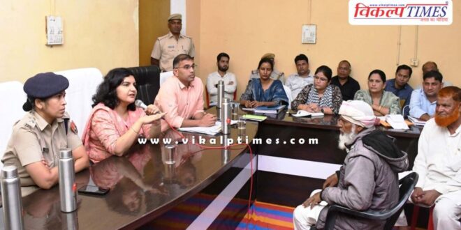 Collector listened to the problems of villagers in Ratri Chaupal in Sawai Madhopur