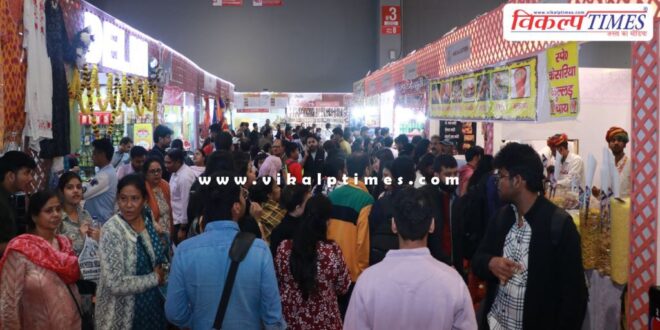 Huge crowd gathered at the counters of Rajasthani spices and dishes in delhi