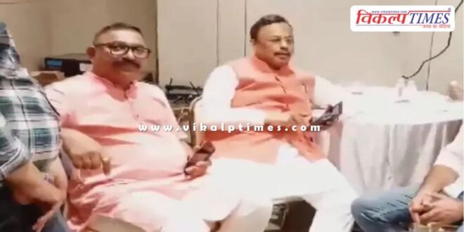 Maharashtra Assembly Elections BJP leader Vinod Tawde distributing money