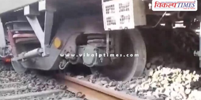 Secundrabad Shalimar SF Express derailed near Nalpur Station