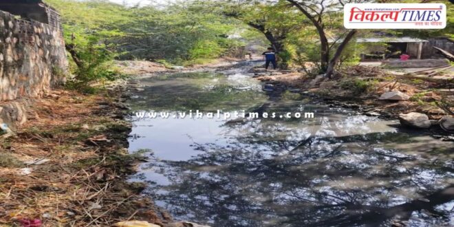Villagers forced to walk in mud in shivad sawai madhopur