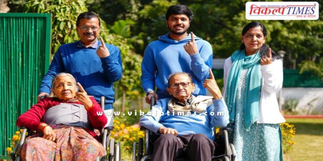 Delhi Elections 2025 Arvind Kejriwal voted with his parents and wife