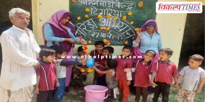 Anganwadi workers tied water pot for birds in barnala sawai madhopur
