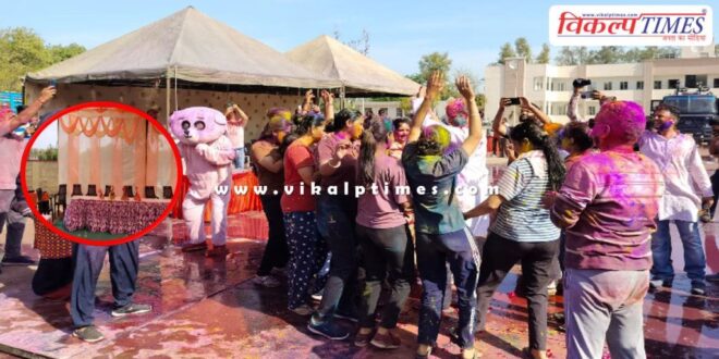 Some policemen celebrated Holi in rajasthan