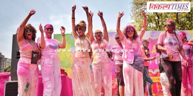 Thousands of foreign tourists played Holi with great enthusiasm in jaipur